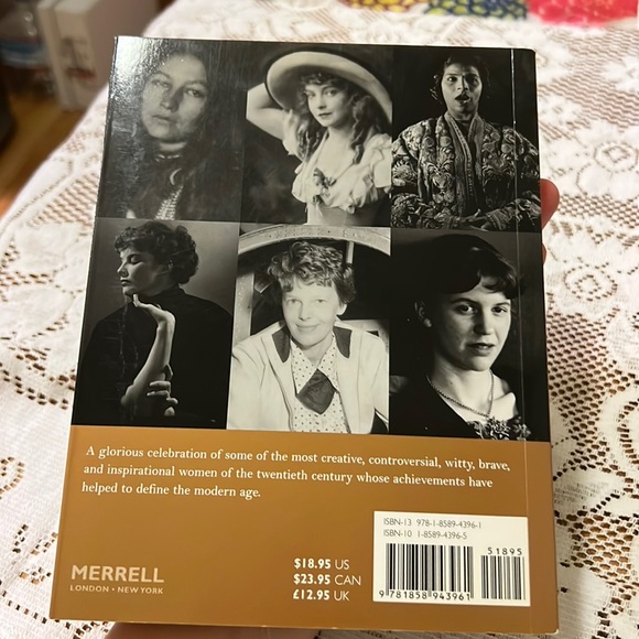 Women of Our Time, 75 Portraits of Remarkable Women book π - Picture 2 of 3